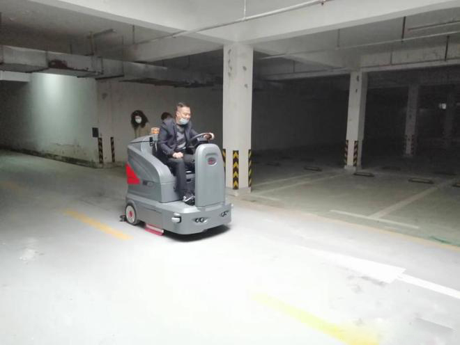 临夏小区物业保洁不用人力改用驾驶式洗地机了